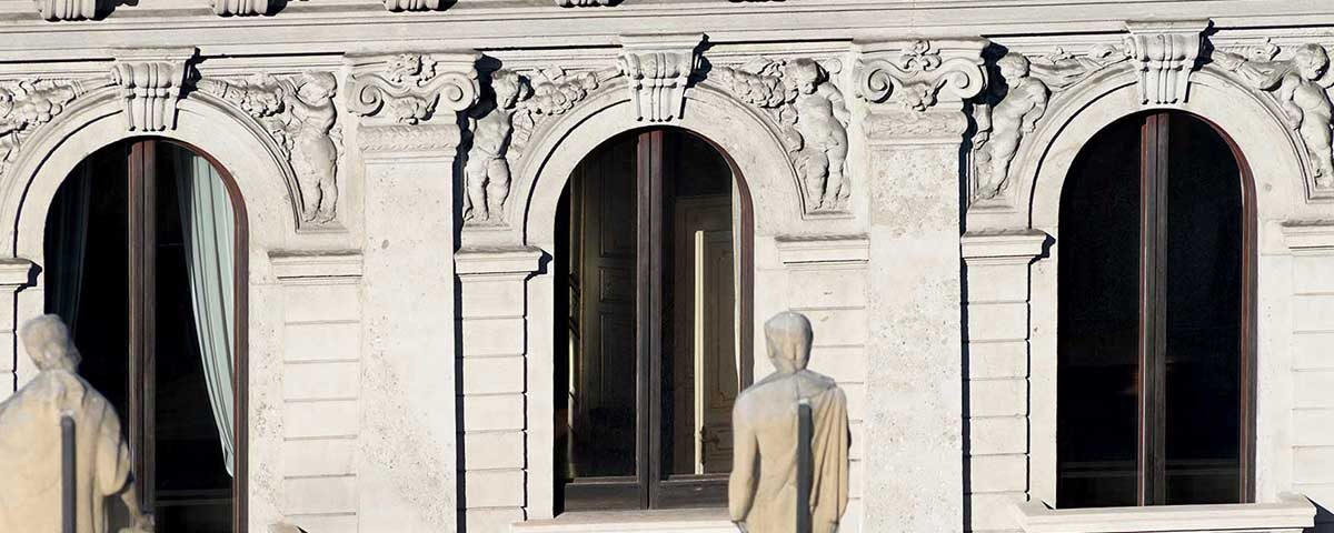 Fregi e statue Palazzo Bernasconi Milano zona Palestro - Merope Asset Management